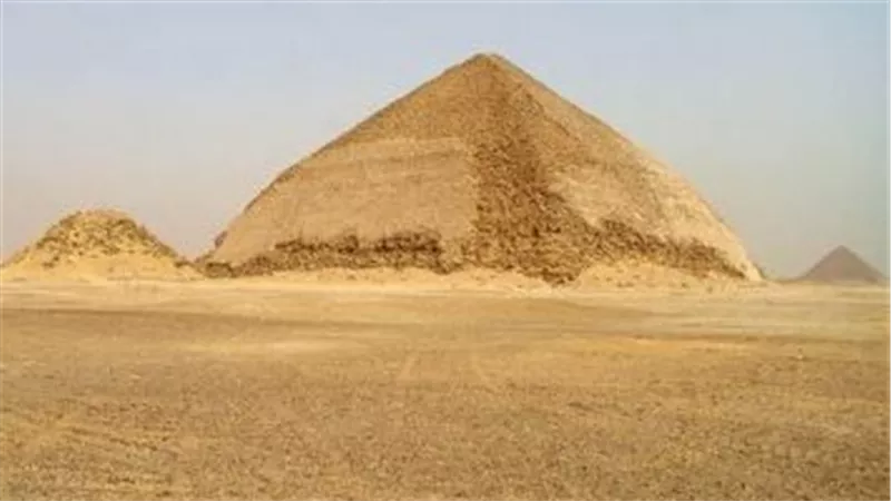 الآثار: الهرم المنحنى بدهشور آمن تماما ولا صحة لما يتردد بسقوط بعض أحجاره