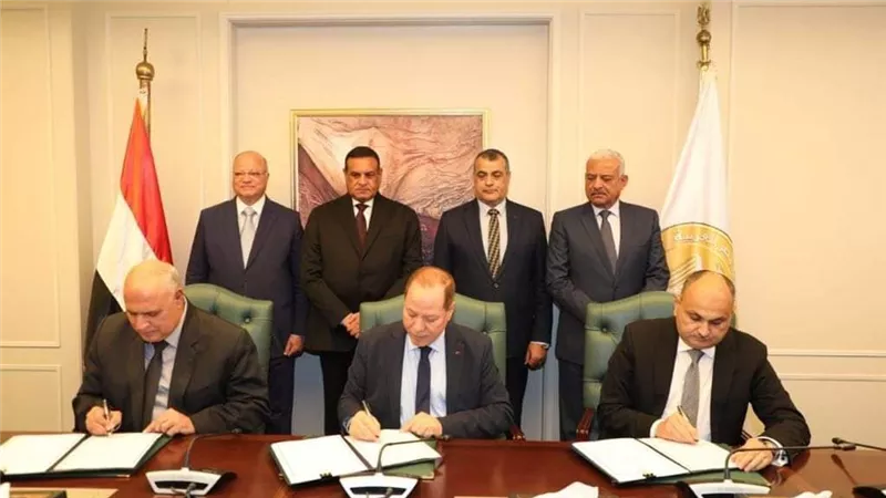 آمنه وصلاح الدين ومحافظ القاهرة يشهدون توقيع عقد اتفاق لتنفيذ مشروع الدفع المسبق لتذكرة ركوب أتوبيسات هيئة النقل العام