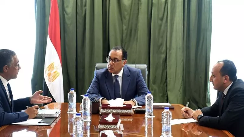 مدبولي يتابع مع الرئيس التنفيذي للهيئة العامة للاستثمار عددا من ملفات العمل