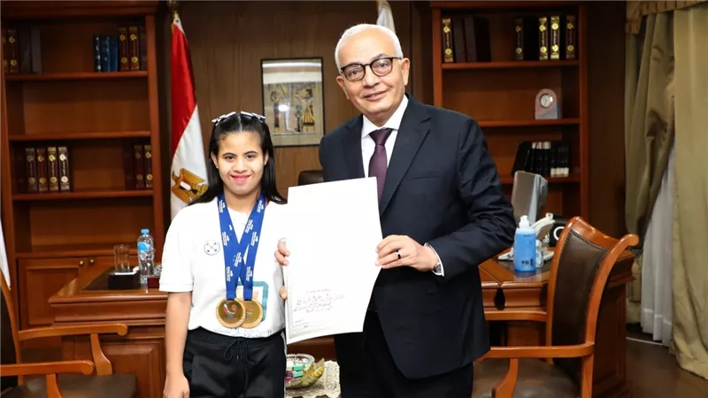وزير التربية والتعليم يكرم أسرع عداءة «داون» في مصر توجت بذهبيتين بمونديال فرنسا
