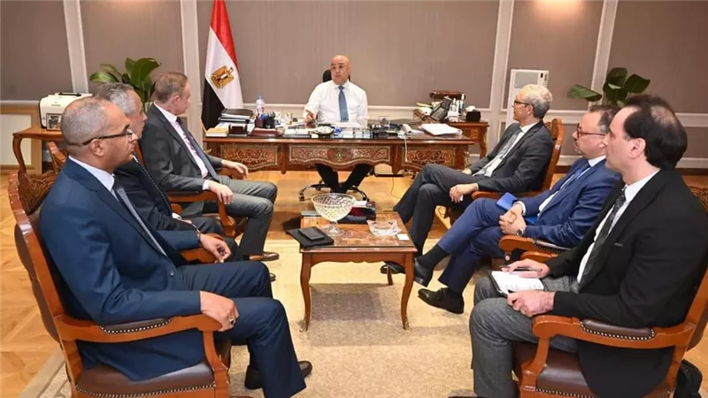 وزير الإسكان يبحث مع مسئولى شركة أكوا باور سبل تعزيز التعاون فى مجال تحلية مياه البحر