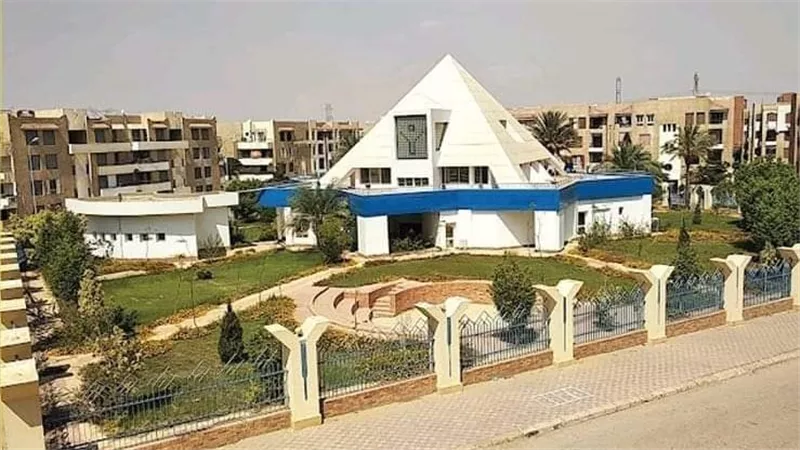 وزيرة الثقافة تفتتح المركز الثقافي لهيئة الكتاب بمدينة الشروق