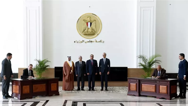 مدبولي يشهد توقيع وثيقة إتاحة الأرض لبدء تطوير مشروع طاقة رياح بسوهاج 