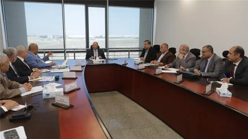 وزير النقل يعقد اجتماعا مع  رؤساء  الشركات المصنعة للفلنكات الخرسانية