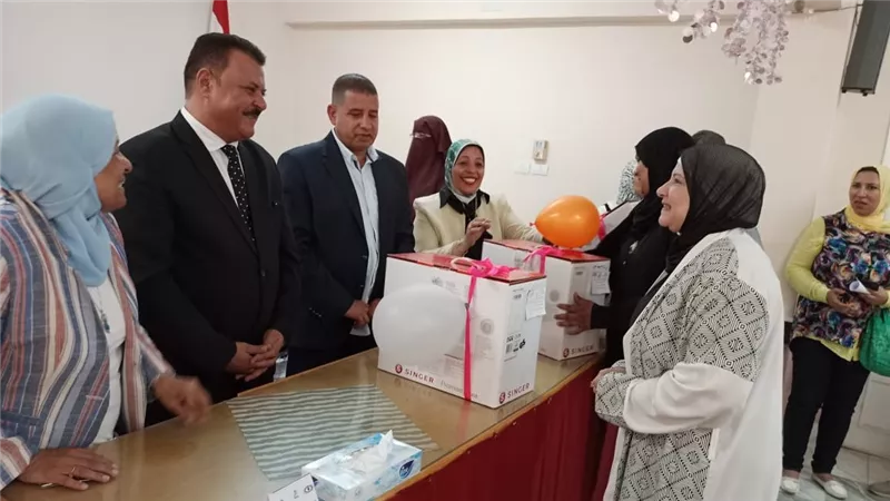 التضامن بالسويس توزع ماكينات سنجر على 50 أسرة