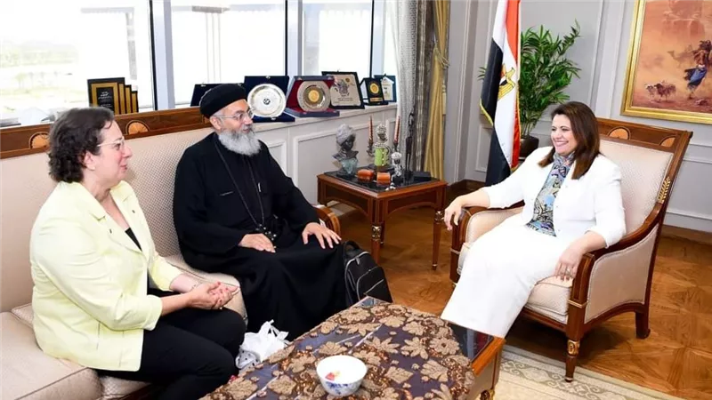 وزيرة الهجرة تلتقي راعي كنيسة العذراء بكندا