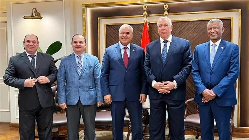 وزير الزراعة يبحث مع مسئولي 