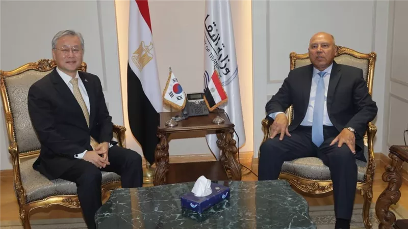 وزير النقل يبحث مع سفير كوريا الجنوبية آخر المستجدات الخاصة بتوطين صناعة قطارات المترو 