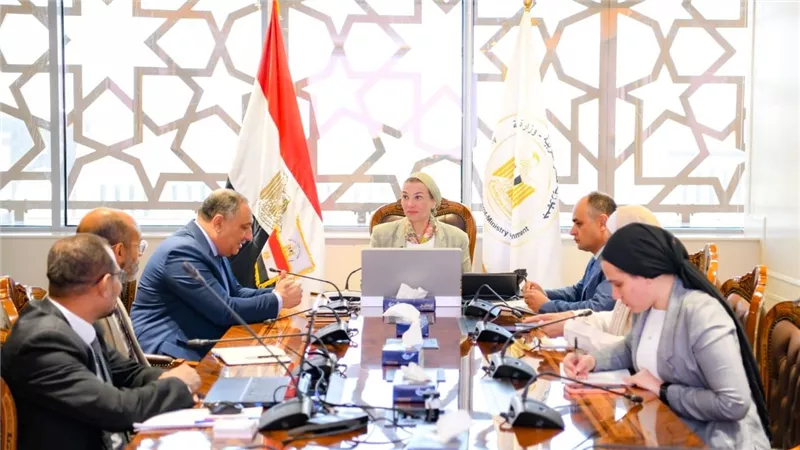 وزيرة البيئة تلتقى رئيس هيئة استخدامات أراضي الدولة 