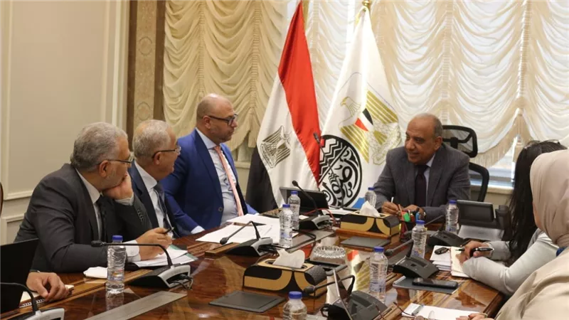 وزير قطاع الأعمال العام يبحث إجراءات إدراج القطن للتداول عبر بورصة السلع  