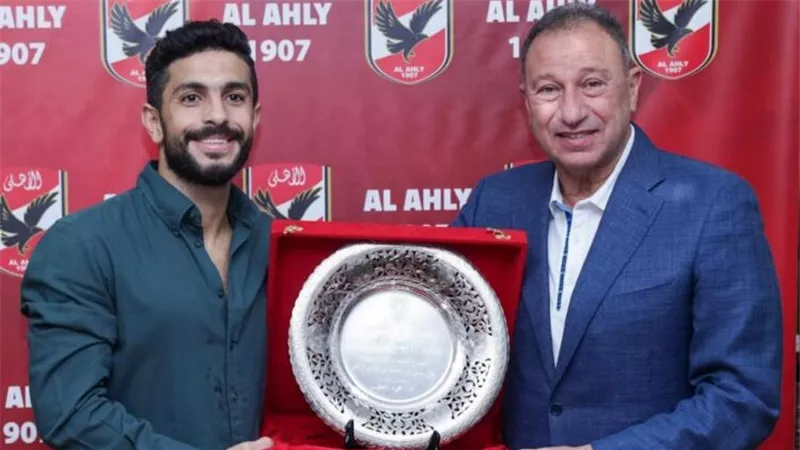 أبواب الأهلي ستظل مفتوحة أمامك.. الخطيب يكرم أيمن أشرف ويهديه درعا خاصا