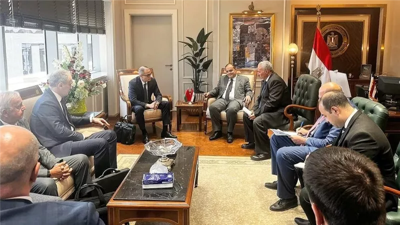 وزير التجارة والصناعة ونائب وزير الصناعة البيلاروسي يبحثان إمكانيات التصنيع المشترك 