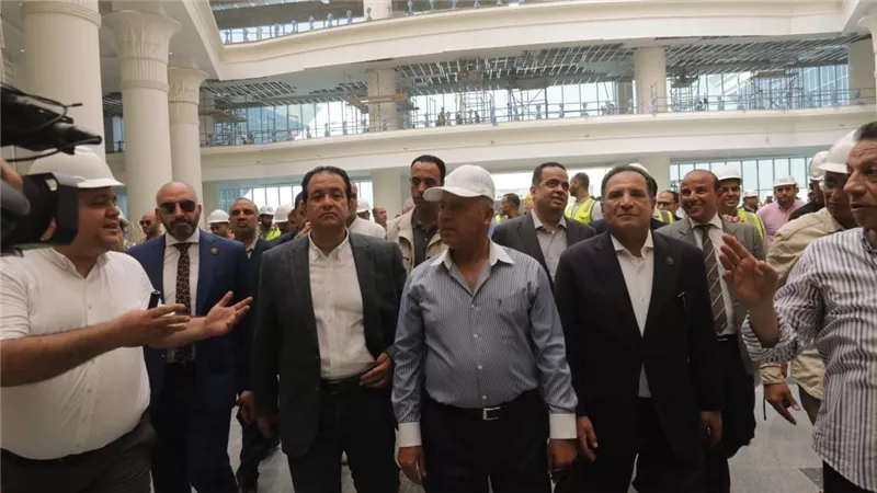 وزير النقل ووفد برلماني من مجلسي النواب والشيوخ في جولة تفقدية بمحطة سكك حديد صعيد مصر 