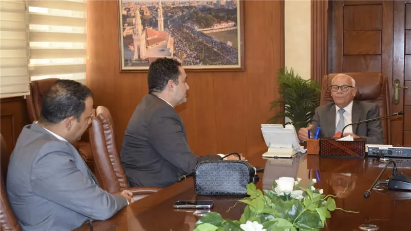 محافظ بورسعيد يلتقي مدير العلاقات الحكومية بشركة فودافون لبحث سبل التعاون 
