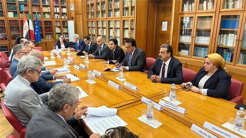 وزير الصحة يدعو نظيره الإيطالي لحضور المؤتمر العالمي للسكان والصحة والتنمية