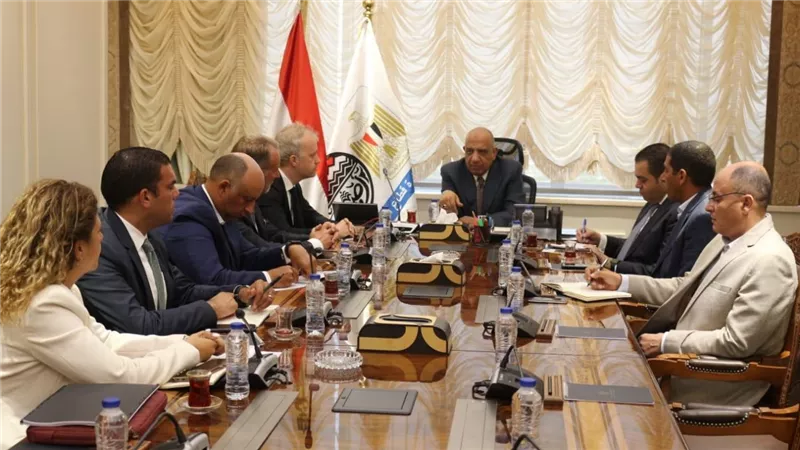 وزير قطاع الأعمال يبحث مع تحالف مصري فرنسي إنشاء محطتي طاقة شمسية