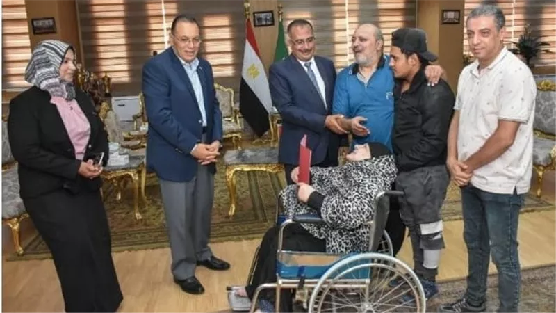 محافظ الشرقية يُسلم وحدة سكنية لإحدى السيدات الأولى بالرعاية
