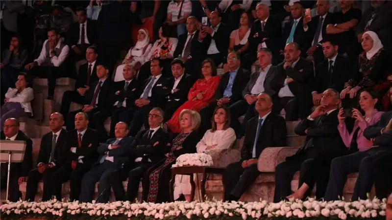 رئيس وزراء الأردن يطلق شعلة مهرجان 