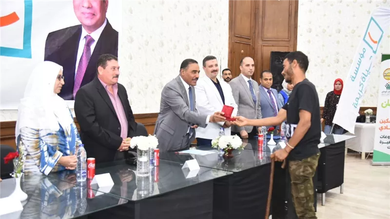 محافظ مطروح يسلم هدايا التحالف الوطنى للعمل الأهلي التنموي