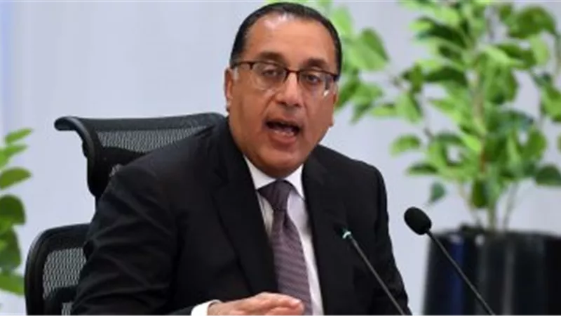 الحكومة تعلن موعد تطبيق قرار عمل الموظفين يوما من المنزل