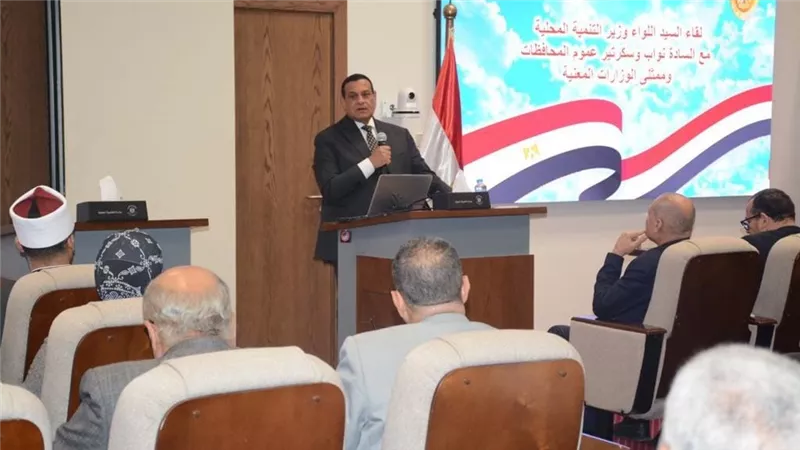 وزير التنمية المحلية يتابع ترشيد استهلاك الكهرباء وتخفيض الإنارة العامة بالمحافظات