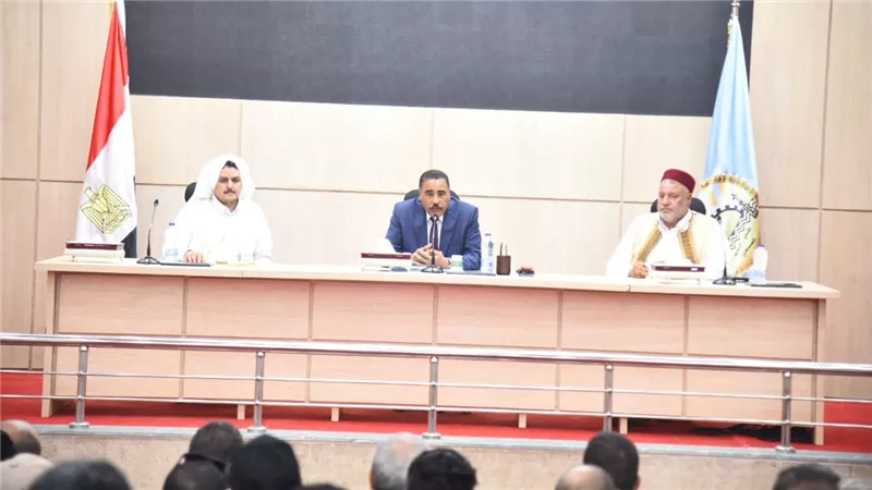 شعيب يلتقي مع متضررى حريق أحد المولات التجارية بمطروح