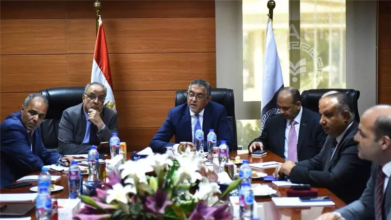 رئيس هيئة الاستثمار يبحث خطط تطوير المنطقة الحرة بالإسكندرية