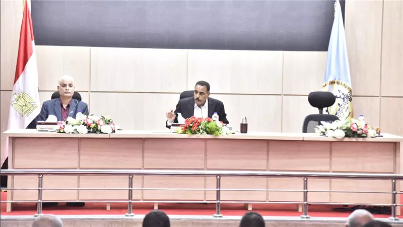 محافظ مطروح يؤكد على أهمية التكاتف مع جهود الدولة فى ترشيد استهلاك الكهرباء