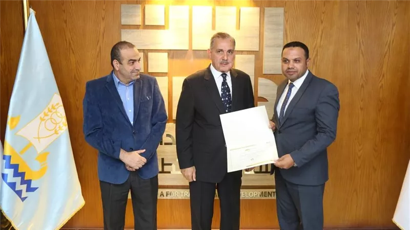 محافظ كفر الشيخ يسلم شهادات اعتماد مدربي مركز استدامة للتدريب والتطوير 