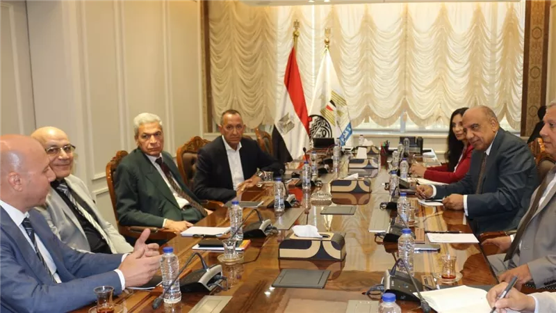 وزير قطاع الأعمال يبحث مع رئيس هيئة الشراء الموحد إنشاء أول مصنع لأكياس الدم في مصر‎ 