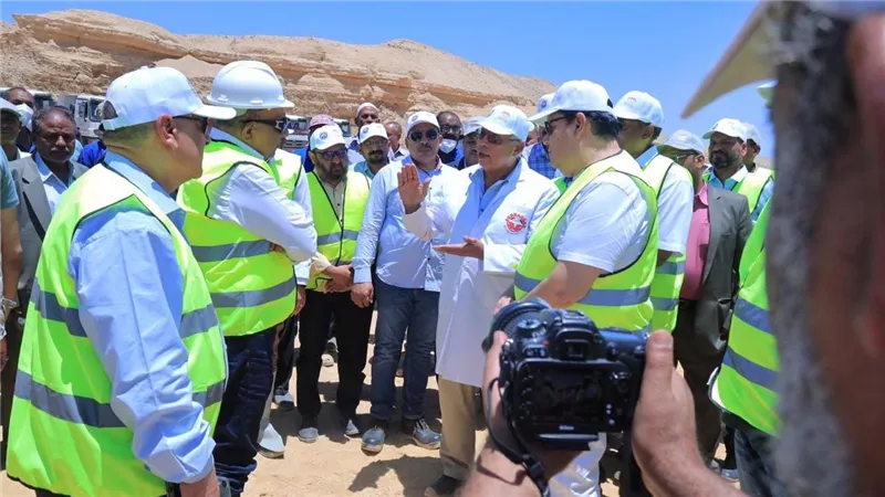 وزير قطاع الأعمال العام في جولة ميدانية بشركة النصر للتعدين بأسوان 