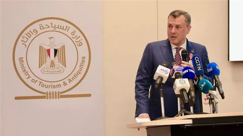 دولة كازاخستان تكرم وزير السياحة والآثار وتمنحه وسام شفاعة