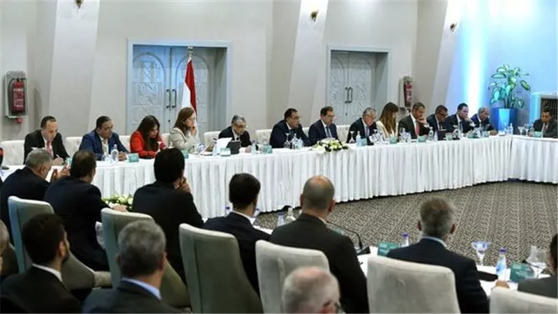 رئيس الوزراء يترأس مائدة مستديرة حول صناعة الهيدروجين الأخضر
