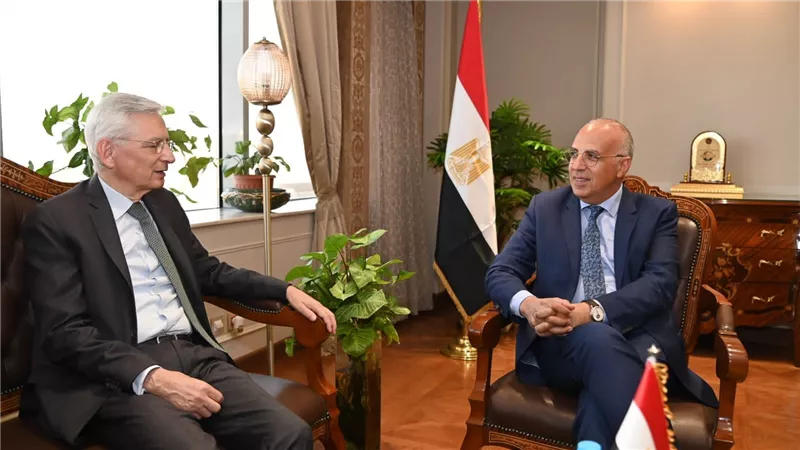 سويلم يبحث مع السفير الفرنسى بالقاهرة سبل تعزيز التعاون بين مصر وفرنسا فى مجال الموارد المائية والري 
