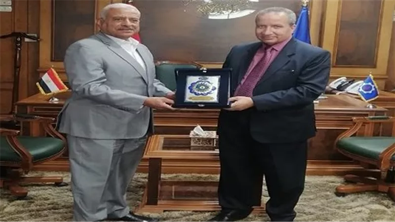 محافظ السويس يهدي درع المحافظة 