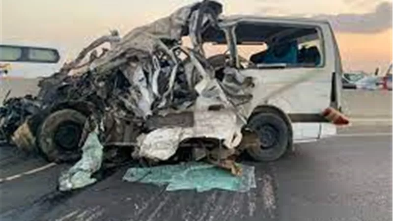 بينهما 5 أطفال.. تفاصيل حادث تصادم إسكندرية الصحراوي المتسبب في وفاة شخص وإصابة 10آخرين