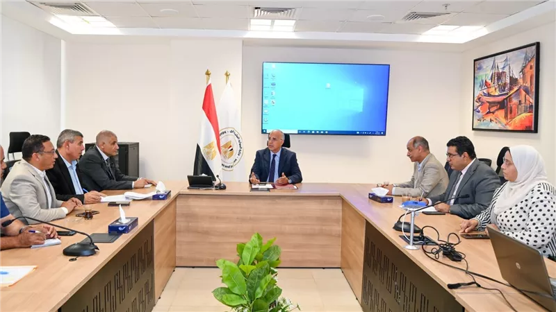 وزير الري يتابع خطة الوزارة للتعامل مع نواتج تطهيرات الترع والإستفادة منها في تأهيل الترع