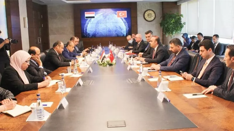 وزير التجارة والصناعة يبحث مع وزير الصناعة والتكنولوجيا التركي فرص تعزيز التعاون 