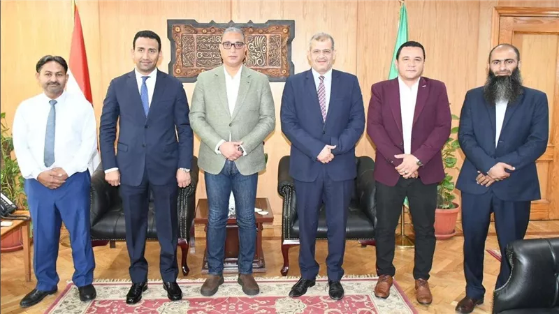 محافظ الفيوم يسلم 6 شيكات لشركة مياه الشرب والصرف الصحي لتوصيل المرافق للمنازل الأولى بالرعاية 
