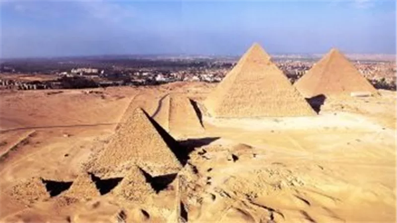 السياحة والآثار: أهرامات الجيزة مفتوحة للزيارة ولا صحة لغلقها جزئيا للتطوير