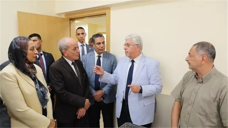 وزير التعليم العالي يتفقد أعمال مكتب التنسيق الرئيسي بجامعة عين شمس