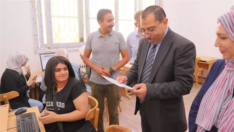 رئيس جامعة السويس يتفقد أعمال مكتب التنسيق في اليوم الأول