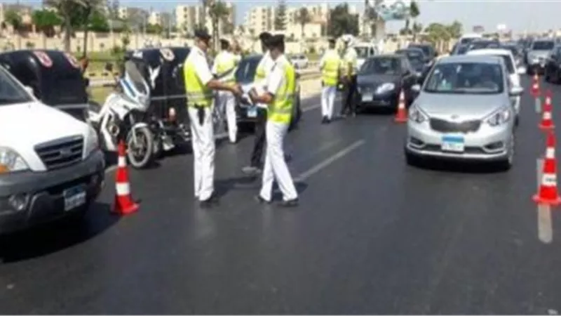 غلق كلى لشارع الأزهر بسبب هبوط أرضى أمام مستشفى الحسين
