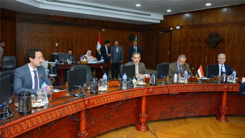 محافظ الغربية يشيد بدور قوافل جامعة طنطا فى دعم مبادرة 