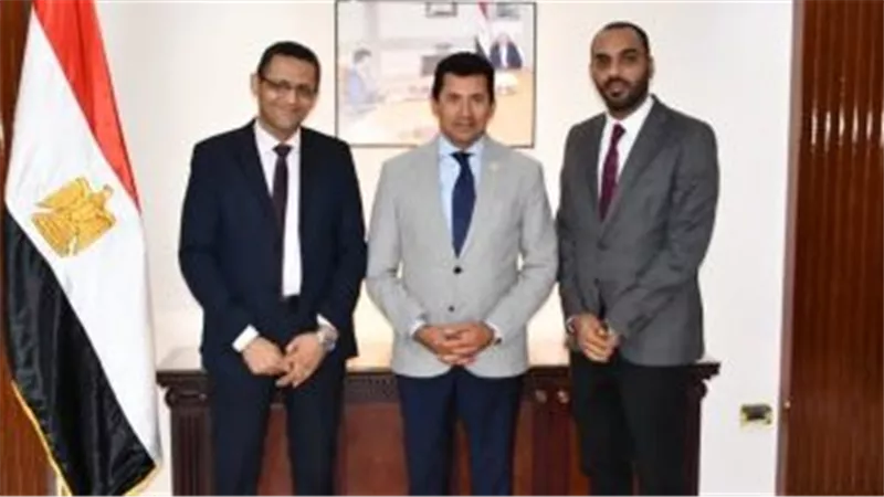 نقيب الصحفيين يلتقى وزير الشباب والرياضة لإنهاء كافة مشكلات النادى النهرى
