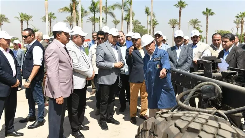 وزير الإنتاج الحربي يتفقد مصنع إنتاج وإصلاح المدرعات 