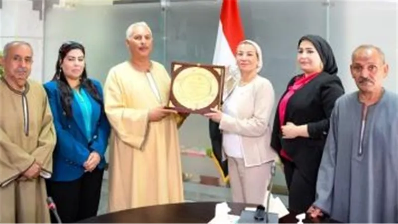 وزيرة البيئة تشيد بالفلاح المصرى فى إنجاح منظومة المخلفات الزراعية
