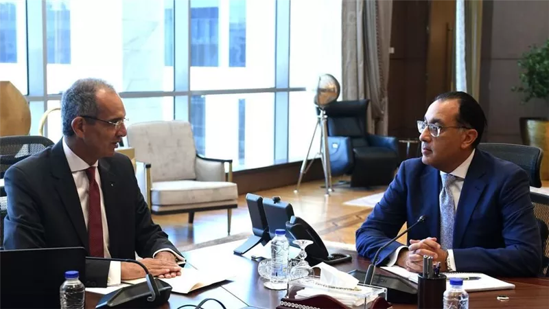 رئيس الوزراء يتابع مع وزير الاتصالات عددا من مشروعات وملفات عمل الوزارة