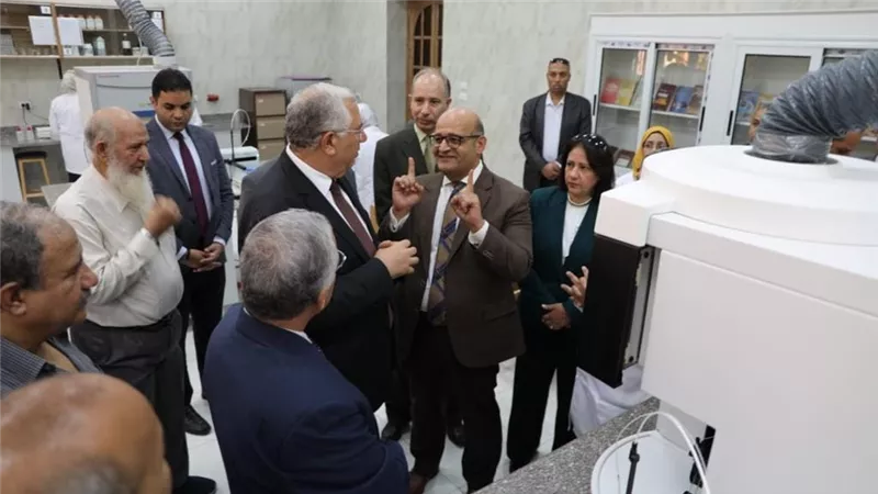 وزير الزراعة يفتتح معمل خصوبة الأراضي ويتفقد وحدة الاستشعار عن بعد بمعهد الأراضي والمياه والبيئة 