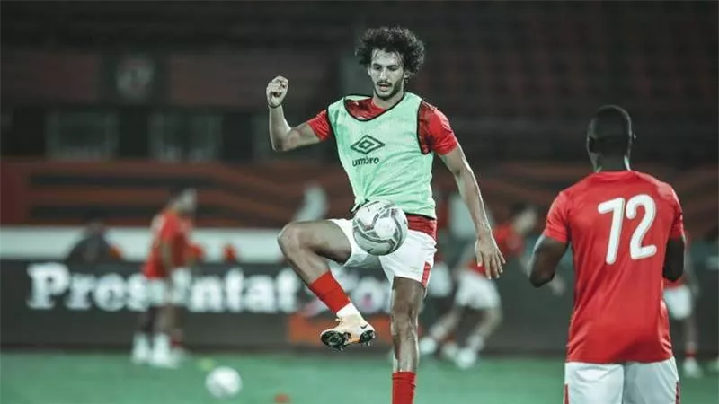بعد عدم قيده.. رسميا لاعب وسط الأهلي يرحل مجانًا